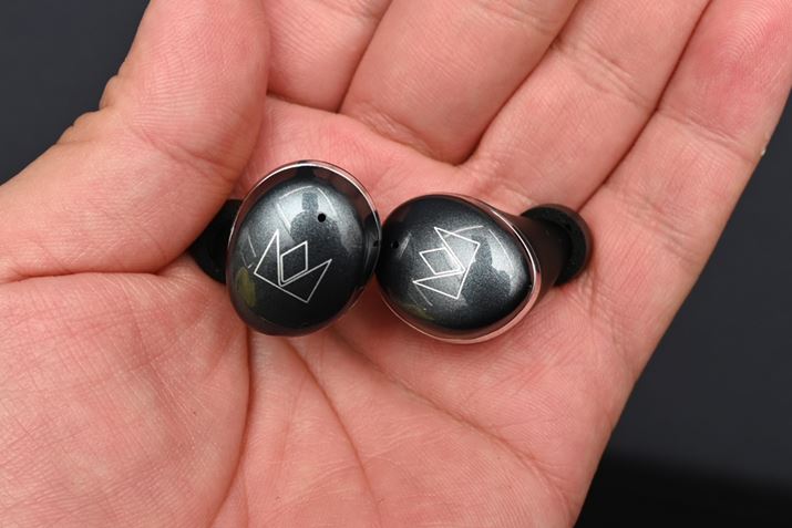 Cz{̂͊ۂ݂ттfUCɕύXBCz{̂IP54̖hoEh݌vBC[s[X̓AC\[VR[eBOH{E^̂̂S/M/L3TCYt