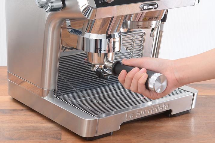 X}[g^sOXe[ViR[q[ô镔jɃtB^[z_[𑕒BtB^[z_[̕Eɉ񂵂āuCLOSEvɍ킹ƁAŃ~n܂܂