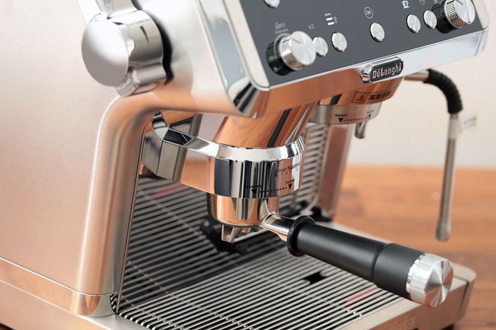 ȂAtB^[z_[͌Œ肳Ă̂ŁAKv͂܂BR[q[҂HIƎŉ^]͒~̂ŁA~鉹~܂̂҂̂