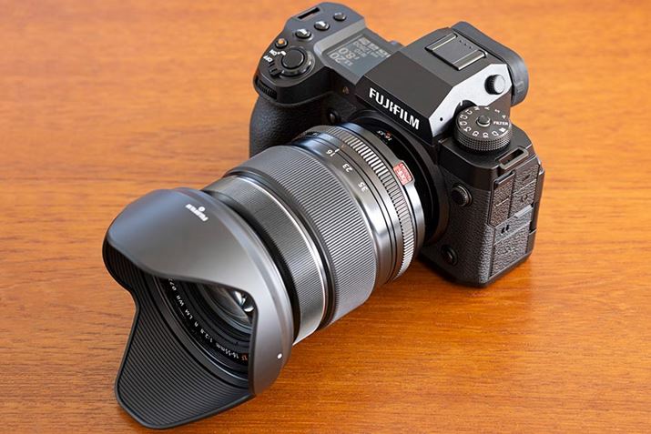 TCY͖136.3ij×92.9ij×84.6isjmmŁAdʂ͖660giobe[AJ[h܂ށjB576hbg/{0.80{i35mmZj̍iʂEVF𓋍ڂĂB^̃Obv傫ȃTutj^[̂ŁA쐫ɂ1䂾