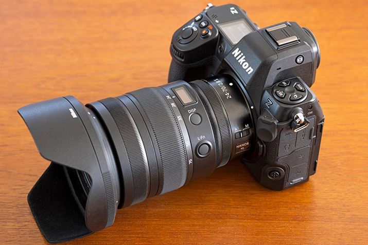 TCY͖144ij×118.5ij×83isjmmŁAdʂ͖910giobe[AJ[h܂ށjBuZ 9vƓAɔʑ̂̓\EXVuReal-Live ViewfindervΉ̓dqr[t@C_[iEVFj𓋍ڂȂǃjR炵쐫ɂnCXybNfBBeĂāA8.3K/60pL^4K UHD/120pL^ɑΉĂ