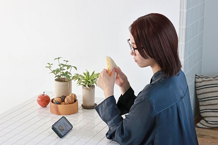 ̉摜͎BefuOWNDAYS × HUAWEI Eyewear 2v𒅗pĂ܂I[fBIOXƂ́AKl̃evɃwbhZbg𓋍ڂu郁Klv̂ƁBX}[gtHɐڑĉy𒮂AʘbAp\RɐڑăICcsȂǁAvCx[gƃrWlX̗Ŏg邷ꂽACeł