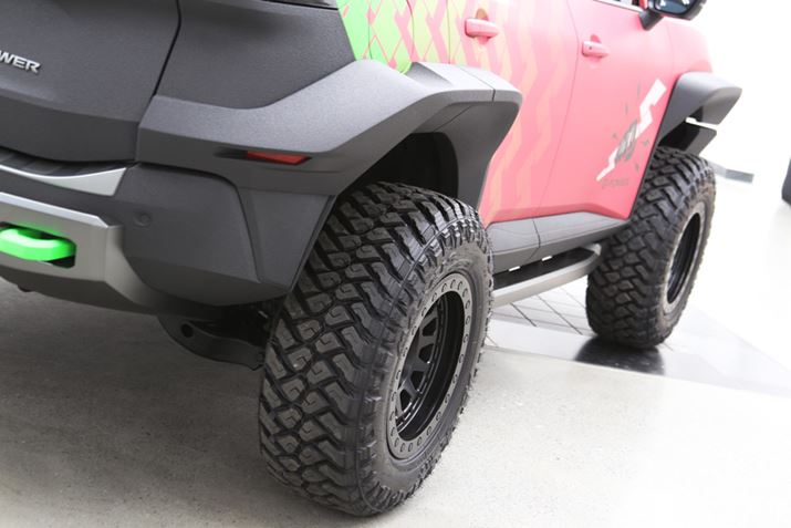 Vɍ쐬ꂽtF_[Ȃǂ̃AhIp[ćAɋϋvh̗p邱ƂŃMbhȕ͋CƗ͋\Ă