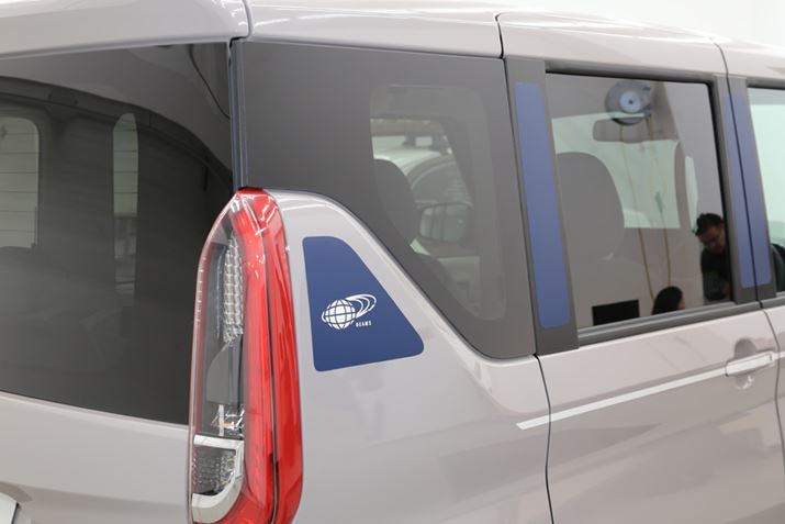 GNXeÂ܂܂ȉӏɁAr[X̃SzuĂ