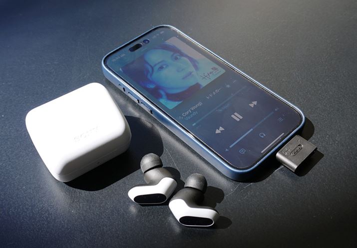 \j[́uINZONE BudsvBuiPhone 15 ProvɂڂȂUSB Type-Cڑ̃gX~b^[̗p