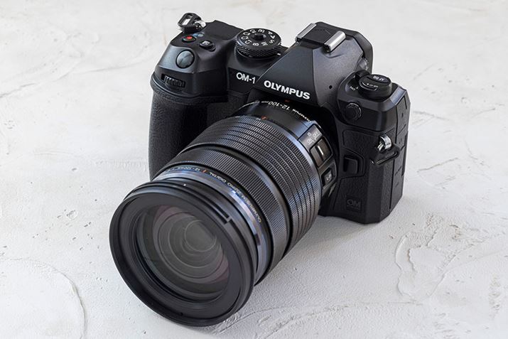 uOM-1vƁuM.ZUIKO DIGITAL ED 12-100mm F4.0 IS PROv̑gݍ킹BTCY͖134.8ij×91.6ij×72.7isjmmŁAdʂ͖599giobe[AJ[h܂ށj