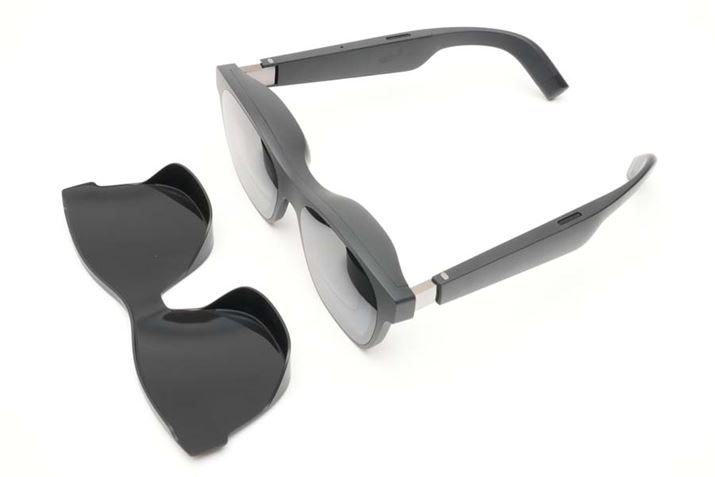 foCX̑OʂɎt郉CgV[hBȂAߗ0łSɎ͂̌Ւfł킯ł͂Ȃ̂ŁA]iƓlɁuXreal Air 2 ProvɂuCgV[hvĂ܂