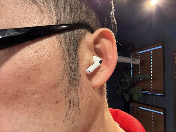 XeBbN^̃Cz{̗̂puAirPods Proi2jvBCz{̂USB-CłLightningłł܂OςɂȂĂiʐ^LightningŁj