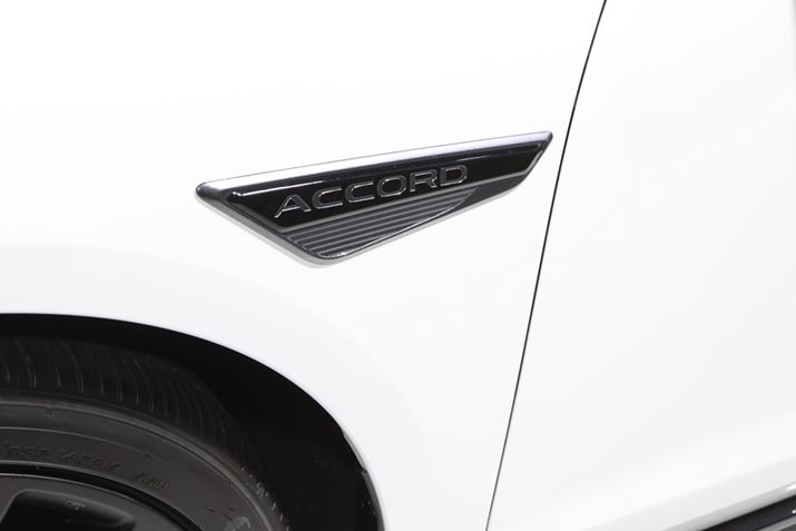 tF_[K[jbVkẴfUCi[ƂƂɊJĂAƃK^ɋ߂J[ɂĂ܂Ƃ߂Ă