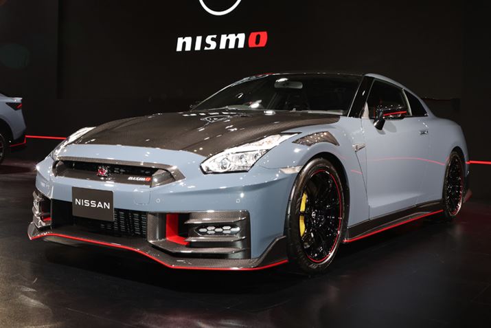 uGT-R NISMOvɂ́ANISMO̎ɂă`[jO{ꂽ3.8L V6cC^[{GWڂĂAōo441kWi600PSjAőgN652Nmi66.5kgfEmj𔭐