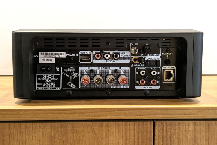 uRCD-N12v̔wʁBRpNgȂtHm͂ARCΉHDMI[q