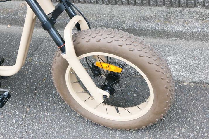 20×4C`̕L^ĆAԑ̃J[ɍ킹̂𑕒B񎎏悵ux[Wvɂ́A_[gsɑΉubNp^[̗pĂ