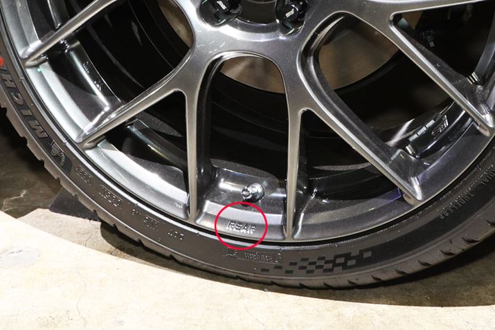 摜̐ԊەɁuFRONTv́uREARvƍ󂳂ĂAOzC[̑ԈႢ悤ȔzȂĂBȂ݂ɁA^C̓~VupCbgX|[c5v245/35R19iOƂɓTCYjĂ