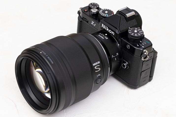 uZ fṽTCY͖144ij×103ij×49isjmmŁAdʂ͖710giobe[AJ[h܂ށjBJF1.2̑a]EPœ_YuNIKKOR Z 85mm f/1.2 Svgݍ킹ĎBe