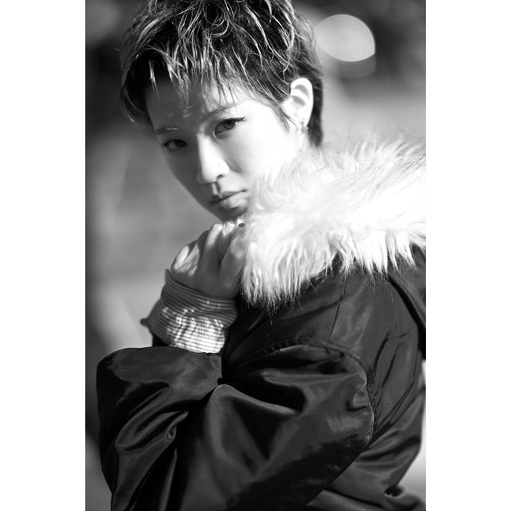 Ԃ̊xA̊xႢ̂B͈ÂAOȂǂ̐ԐF͖߂ɍČBۓIȂ̂́AVhE̊KLŁAÕɂc₷ƂBdȕ͋CŔʑ̂Ƃ炦Bł͔ʂWœKpB▾邢V[ɑ΂-0.7EV̘Io␳Ă邪Adオ͕WIo1iقǖ邢ۂZ fANIKKOR Z 85mm f/1.2 SA85mmAiDI[gAF1.2A1/8000bA-0.7EVAISO100AsN`[Rg[FfB[vg[mN[Beʐ^i4032×6048A6.9MBj