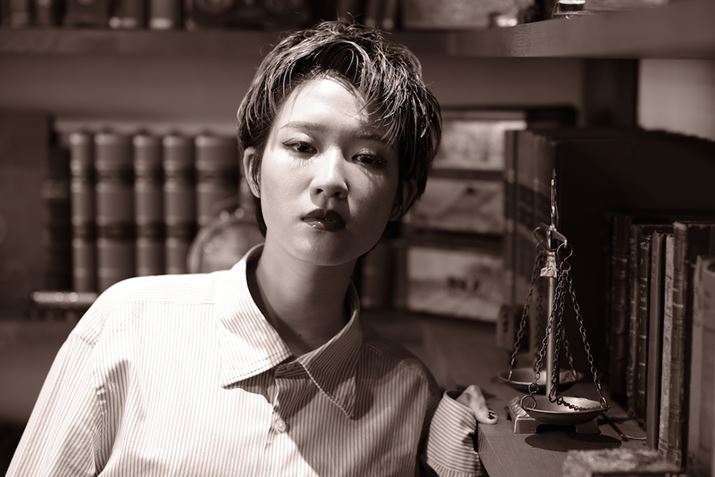 umN[  J[vWC+5AMG-3ɐݒ肵ĎBe1BeFȂAGȒFŕ`ʂłBȂAuX-T5vł́AZsAutBV~[VvIłX-T5AXF56mmF1.2 R WRA56mmi35mmZ85mmjAiDAEAF2A1/30bAISO125AtBV~[VFACROSBeʐ^i7728×5152A24.0MBj