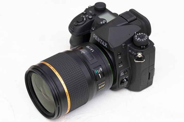 uPENTAX K-3 Mark III Monochromev̓mNp݌ṽfW^჌tBTCY͖134.5ij×103.5ij×73.5isjmmŁAdʂ͖820giobe[AJ[h܂ށjB́A35mmZŏœ_76.5mḿuHD PENTAX-D FA50mmF1.4 SDM AWvgݍ킹ĎBe