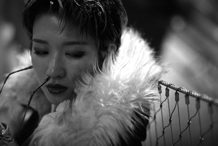 ʎӂ̌ʂ炷uVF[fBOvݒ肵Ă݂B|[g[gł͉ʒSɔʑ̂zuۂȂǂɗLBʑ̂̕\ۓIɕ`ʂłPENTAX K-3 Mark III MonochromeAHD PENTAX-D FA50mmF1.4 SDM AWA50mmi35mmZ76.5mmjAiDAEAF1.4A1/1000bA+0.3EVAISO200AJX^C[WFn[hBeʐ^i6192×4128A9.3MBj