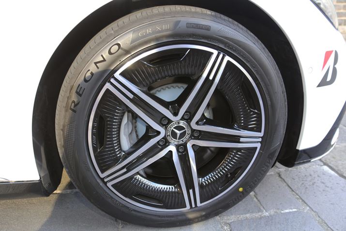 uGR-XIIIvꂽZfXExc̓dCԁuEQEv̌Ȃ֏āAÏl̍ۂɑ̊