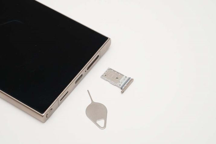 puGalaxy S24 UltravnanoSIMJ[h2\ȃfASIMXbg𓋍ځBnanoSIMJ[h×2AnanoSIMJ[h+eSIMAfAeSIM3ʂ̉^pɑΉ