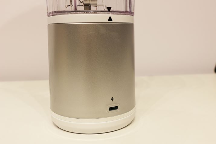 [dUSB Type-CɑΉĂAP[ut܂BRZg炾łȂAoCobe[ł[dłƂ̂ƁB[dԂ͖2ԁiDC5.0V 3.0Ao͂̏ꍇjŁA[d̏Ԃ15gpł܂