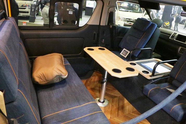 e[uEBȂA^]ȂƏȂ̔wʂɂ2Ȃ̃V[gƁÅԂɂtbg{[h̓IvVB܂AfjñV[gƃxbh}bgڂAIvV