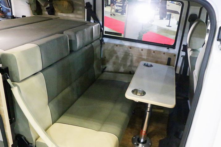 ZJhV[g̑OɒẼe[uݒuł