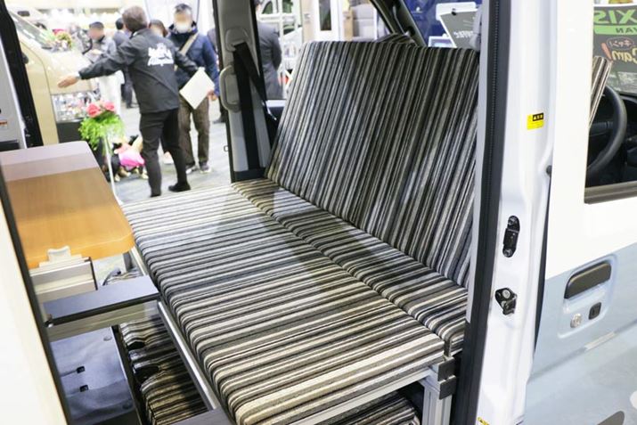 ZJhV[g͓WJăxbhɂȂB̏ԂŁA^]ȂƏȂ̔wʂƑgݍ킹āA\t@[̂悤ȃV[gƂĎgp邱Ƃ\