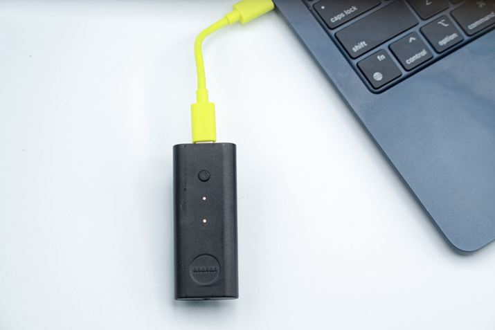 uW+ Linkvɂ閳`sgX~b^[Bʐ^̉FUSB Type-CP[ut̂ŁAgĐڑ܂BȂÃgX~b^[ɂ3.5mmXeI~j^CṽAiO͂\ł