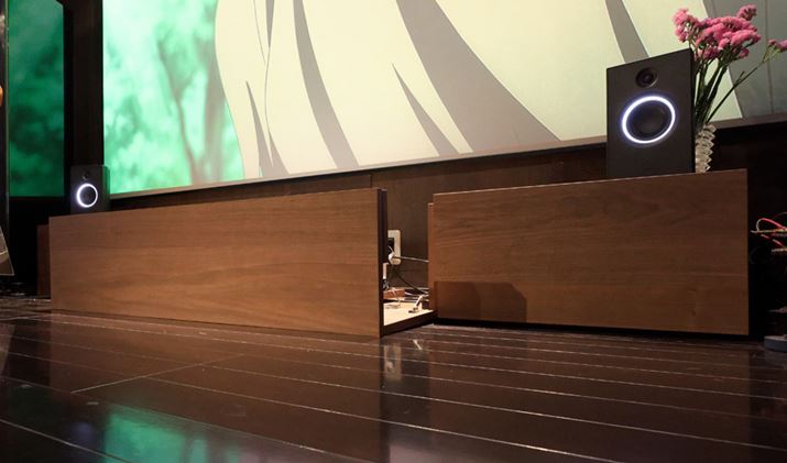 bNɉBĂ܂Ă܂AZœ_vWFN^[uHU85LSvƁuUNIT-4 Wireless+vBluetoothŐڑBvWFN^[̉ɂĂł