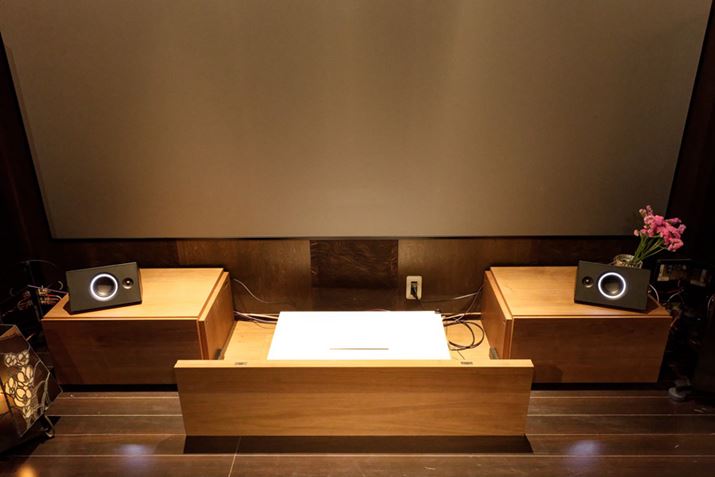 uUNIT-4 Wireless+v͉uăXĝ悢ł傤BɃXN[̑ʂɉuƂ͂̂قL悭AƋ̔˂hƂbg܂