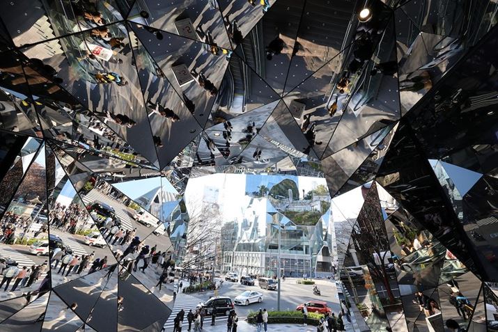 IȃfUC̃rLp[ŎBeBʃKXɎʂ镗iꂼƗÊ悤ɌĖʔłEOS R7ARF-S10-18mm F4.5-6.3 IS STMA10mmi35mmZ16mmjAF7.1A1/125bAISO100A+0.7EVAzCgoXFI[gAsN`[X^CFI[g