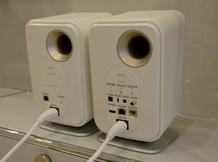 ́uLSX IIvBǂ̃Xs[J[ɂdKvɂȂBXs[J[ԂLANP[uɂLڑƖڑI\BAڑׂ͂Ă̐M48kHz/24bitɕϊBLڑׂ͂Ă̐M96kHz/24bitɕϊ邱Ƃ́uLSX II LTvƋʂ̎dl