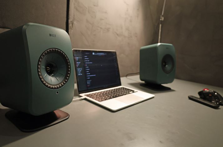 Ô߁AfXNgbvłpBUSBP[uŁuMacBook AirvƂȂAu~[WbNvAvApple MusicĐ