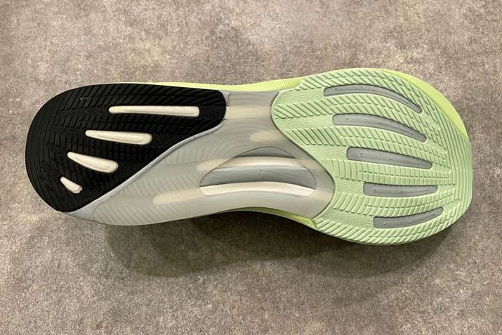 AXt@gRN[gƂܑHŃObv𔭊AEg\[p^[A̓y̘Hʂł\ȃgNV\mۂĂ