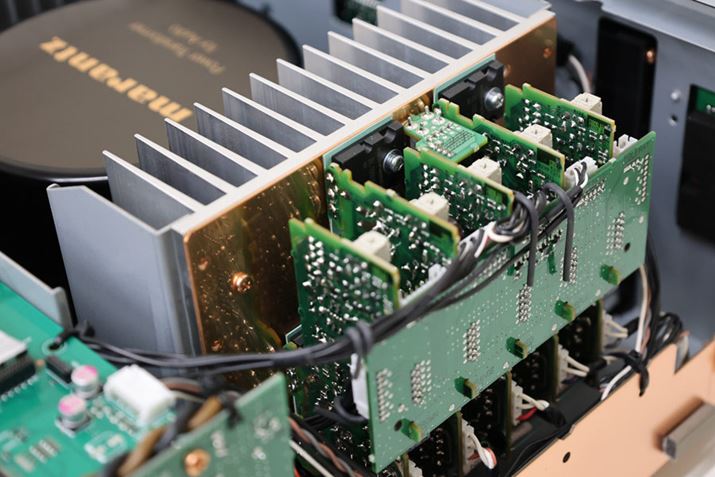 ۂ́uCINEMA 30ṽp[AvBǧ^hAVAvɑ̃p[Av߂Ƃϓ_AuAMP10vDAvڐA邱Ƃ͌ꂽƂBDAvgȂ΁AuAMP10v̂悤Ƀp[AvW[͒[q̋ߖTɒuÃfW^uCINEMA 30vł͂Ȃ̂