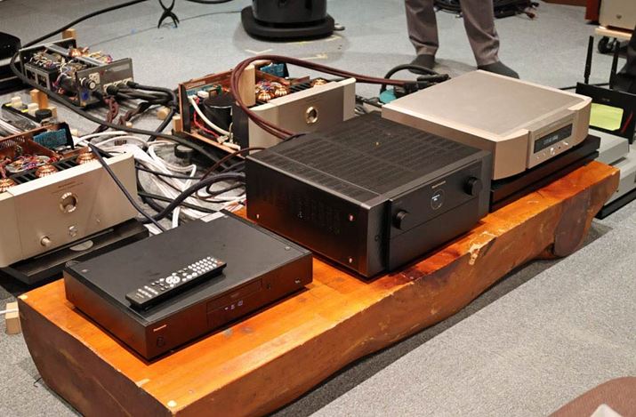 D&Mz[fBOX̎ɂāAuCINEMA 40vƁuCINEMA 30vr@𓾂ꂽBVXeBowers&Wilkinśu800D4vV[Y𒆐SƂu7.2.4vchXs[J[