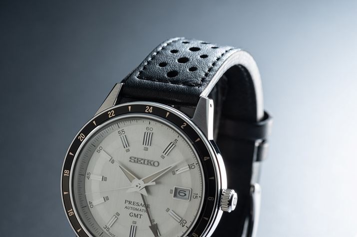 [^[X|[cp`OubNU[Xgbv͕\vƗv2w琬A4mm̕؂ڂ͔dオĂ܂