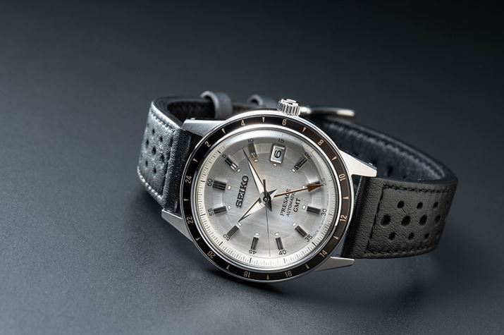 x[̃J[ÓA܂őސFEϐFɂĐ[݂\AeB[NEHb`̂悤ł