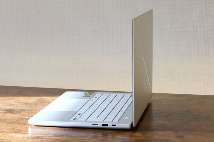 Ōł16.3mm̃X{fBBVɂLEDߍ܂Ă邪Aɔ^Ōh͂悢