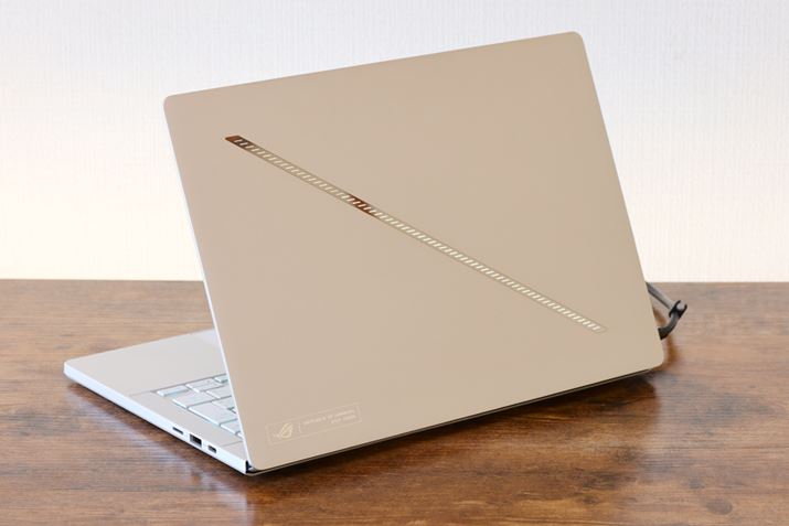 V́uSLASH LIGHTNINGvBT߂ȔFLEDŁA肰ȂQ[~Om[gPC炵咣