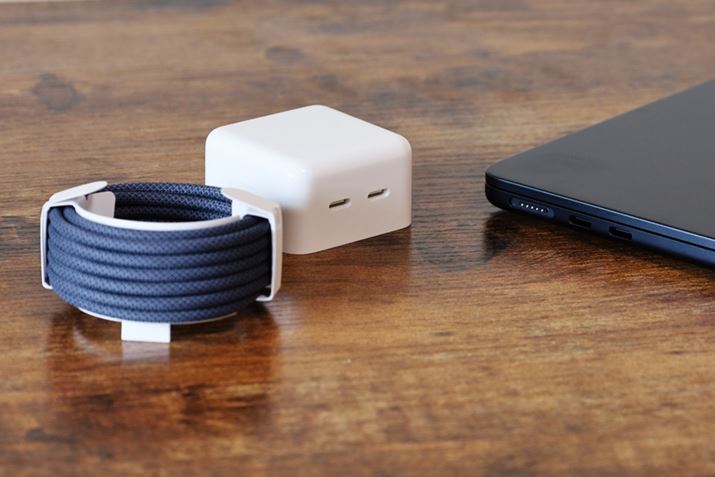 OC^[tFCXThunderbolt 3/ USB 4×2AMagSafe 3A3.5mmwbhzo/}CN͂ƁAM2fƕςĂȂBufAUSB-C|[g35WRpNgdA_v^vi10RAGPUM3512GBXg[WIꍇɕtA8RAGPUM3̏ꍇ̓IvVŕύX\jς炸BMagSage 3P[u̓t@ubNŕĂAۂ߂₷舵₷