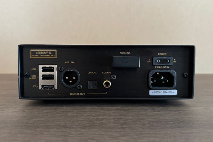 AplBCOAXS/PDIFłȂAUSBI2Si[q`HDMIjAʐMpAeiȂǂׂĂɔzuĂ