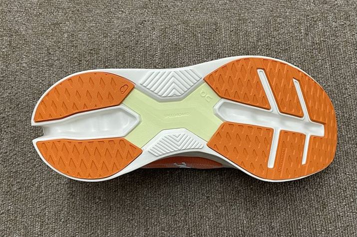 GꂽHʂłƃObvAEg\[Bǂ炩ƁAAXt@gRN[gƂܑHōō̃Obv𔭊p^[