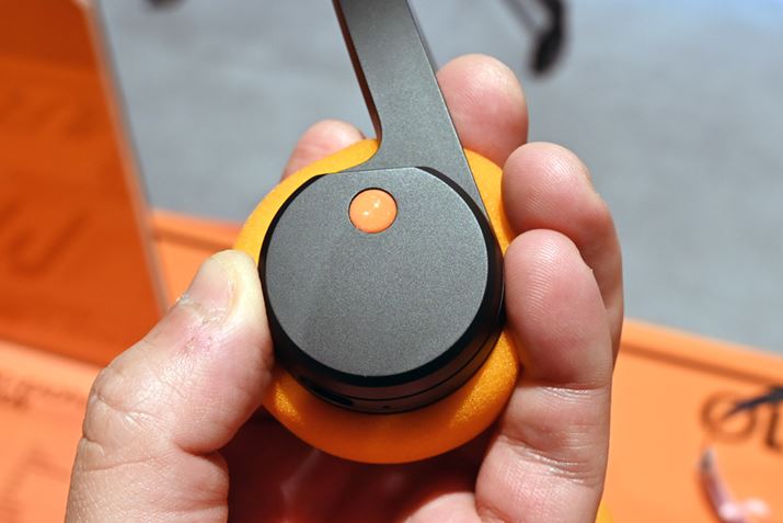 uMONDO Freestylev̓nEWOɃ_C̕{^̉B܂ŃNN񂷂̃Vvȑ쐫͓I