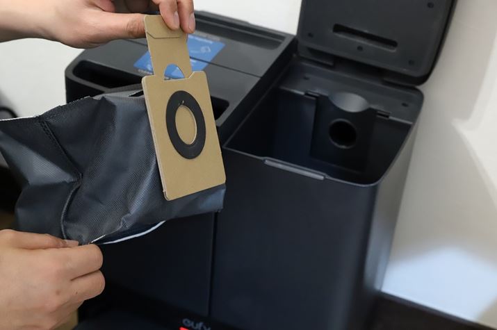 Xe[ṼS~WpbNBoƂɃVb^[オāAׂȃzRUȂdg