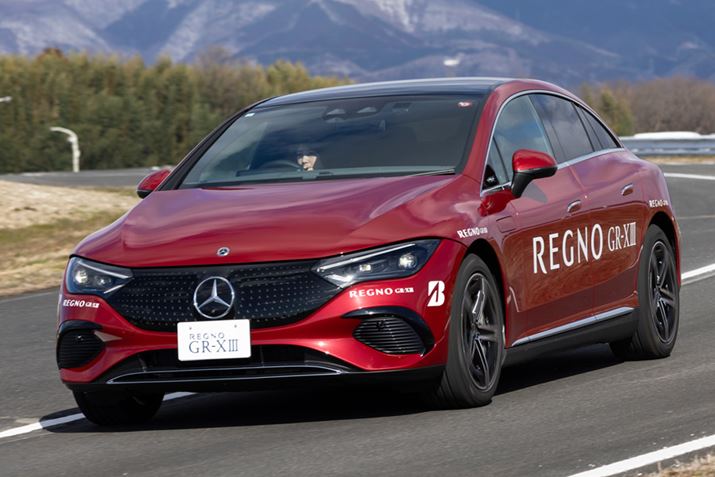 ́ANTXuES300hvijƃZfXExcuEQEvij2ԎցAꂼuGR-XIIIvƁuGR-XIIv𑕒v4Ɏ悵Bʐ^́AǂuGR-XIIIv