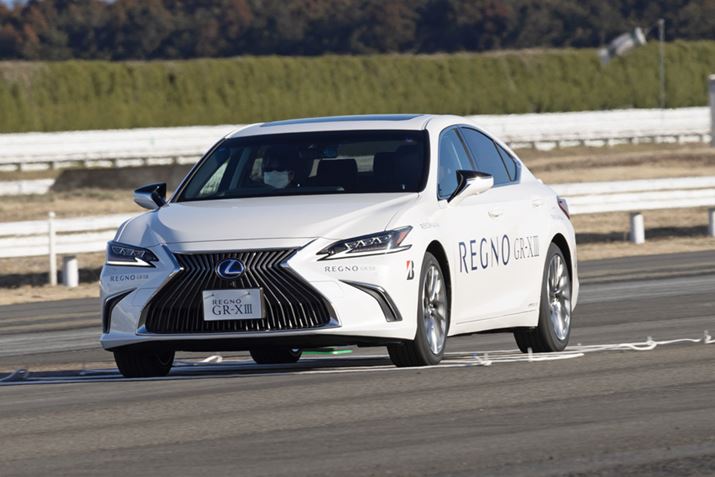 uGR-XIIvijƁuGR-XIIIvij𗚂uES300hvŁA[vݒuꂽiʉ߂ƁAuGR-XIIIv̂ق炩ɃVbN̊pĂAՌ֓`ɂ