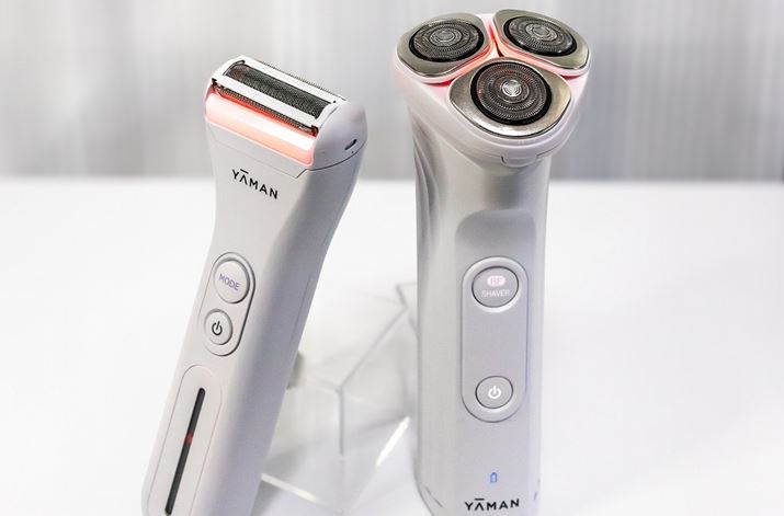 VIO܂ޑSgO[~O\ȉVF[o[uHOT SHAVE TrimmerizbgVFCu g}[jviʐ^jƁAqQɓdVF[o[uHOT SHAVE Skin ProizbgVFCu XLvjviʐ^Ej