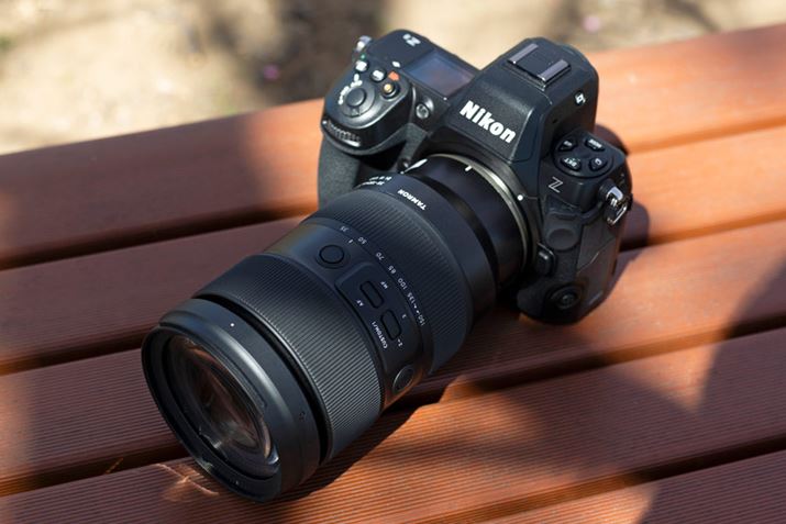 uZ 8vɁu35-150mm F/2-2.8 Di III VXDv𑕒BYt[hOԂłBu35-150mm F/2-2.8 Di III VXDv̓jRZ}Egpƃ\j[E}EgpAgpjRZ}EgṕAd1190gőS160.1mmi\j[p1165gA158mmjłBȂ݂ɁAuZ 8v̏dʂ͖910gi[J[h܂ށA{fBLbvAANZT[V[Jo[jȂ̂ŁA킹Ɩ2100g̏dɂȂ܂